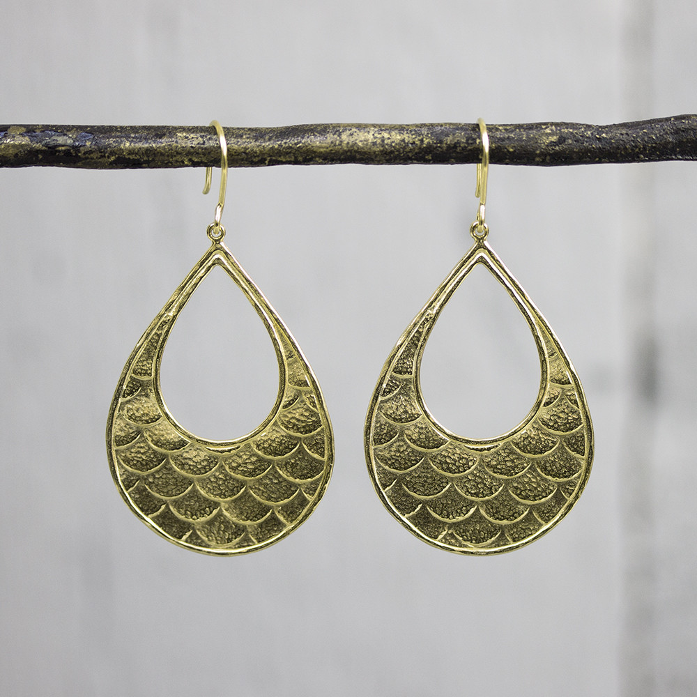 Oorhanger gemaakt van 925 sterling zilver en zilver verguld. Grote oorbellen zijn de trend van het voorjaar, het mag zelfs "over-the-top". De glans van 925 sterling zilver maakt het een gewild edelmetaal voor de vervaardiging van sieraden. Het bestaat uit 92,5% puur zilver en 7,5% koper. Puur zilver is een zacht en buigzaam materiaal, het koper in 925 sterling zilver zorgt voor de stevigheid. De sieraden van Jeh Jewels zijn nikkel vrij. Vergulden is het bedekken van een voorwerp met een laagje goud. Dit artikel is door een goudbad gehaald wat ervoor zorgt dat het zilver volledig bedekt wordt met een laagje goud. Resultaat een mooie glanzende afwerking met een laagje echt goud wat ook wel silverplated of goldplated wordt genoemd.