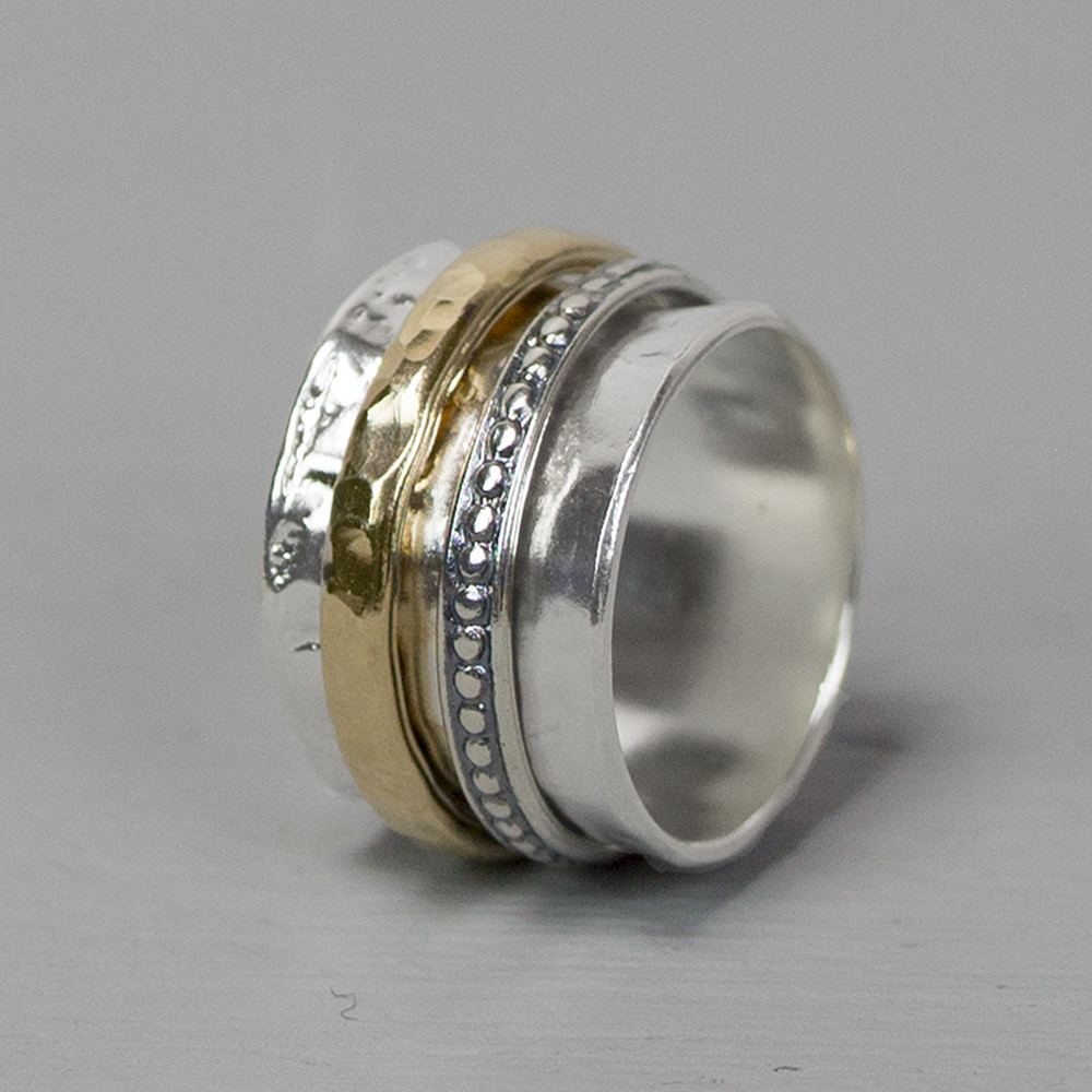 Stoere ring gemaakt van (geoxideerd) 925 sterling zilver en goldfilled. De ringen in het midden van de ring kunnen bewegen, dit zorgt voor een speels effect. De glans van 925 sterling zilver maakt het een gewild edelmetaal voor de vervaardiging van sieraden. Het bestaat uit 92,5% puur zilver en 7,5% koper. Puur zilver is een zacht en buigzaam materiaal, het koper in 925 sterling zilver zorgt voor de stevigheid. De sieraden van Jeh Jewels zijn nikkel vrij. Op dit sieraad is gebruik gemaakt van geoxideerd zilver, dit is een oppervlakte bewerking. Het is mogelijk dat de geoxideerde laag na verloop van tijd door slijtage vervaagd. Gold filled komt uit Amerika en wordt daar al langer gebruikt voor de vervaardiging van sieraden met een "touch of gold" voor een betaalbare prijs. Het gold filled blijft op kleur, is slijtvast en de goudlaag is dik genoeg om lang te kunnen genieten van de warme uitstraling van goud. Gold filled wordt veelal ook goed verdragen door mensen die allergisch zijn voor andere metalen dan goud.