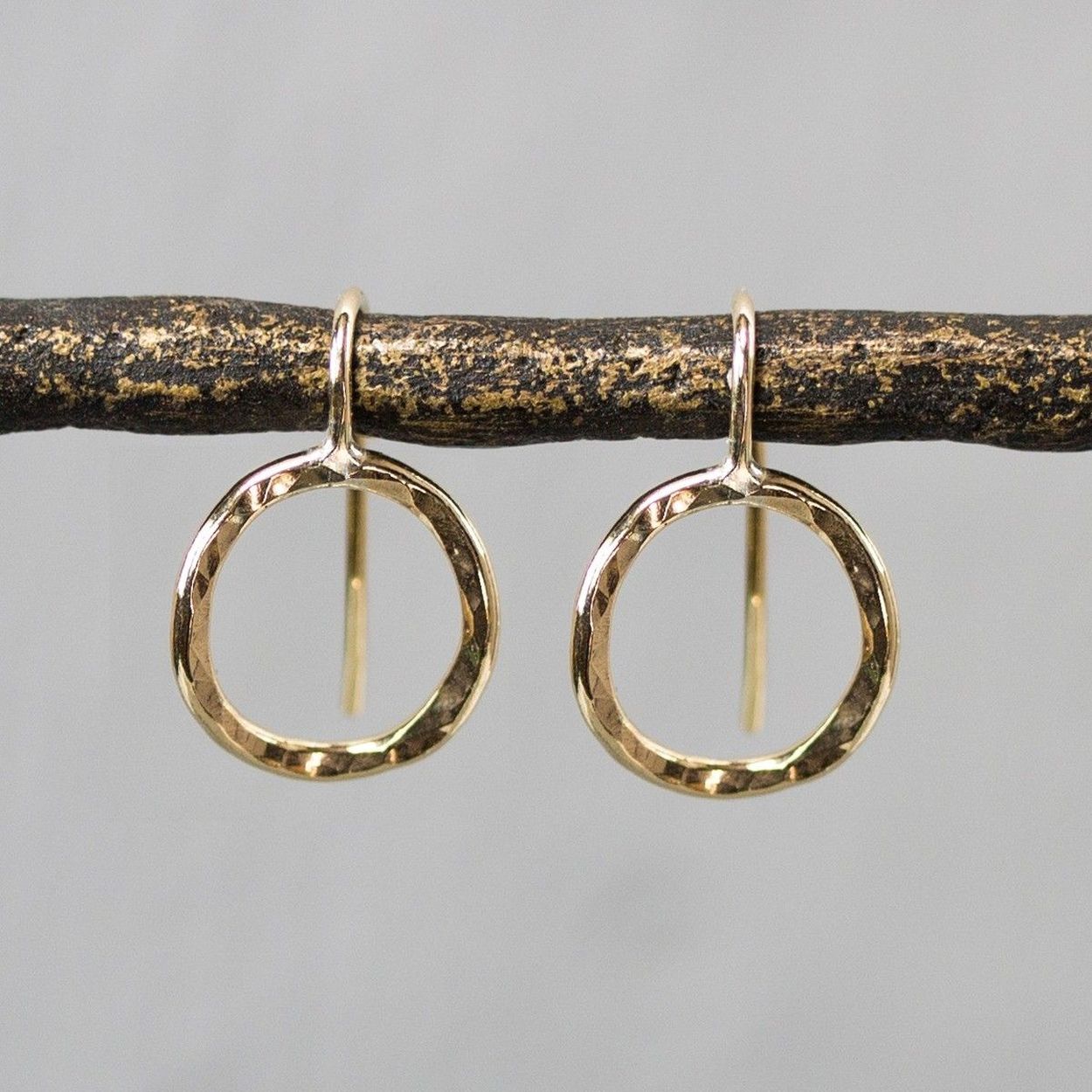 Sierlijk ronde oorhanger gemaakt van goldfilled. Goldfilled komt uit Amerika en wordt daar al langer gebruikt voor de vervaardiging van sieraden met een "touch of gold" voor een betaalbare prijs. Het goldfilled blijft op kleur is slijtvast en de goudlaag is dik genoeg om lang te kunnen genieten van de warme uitstraling van goud. Goldfilled wordt veelal ook goed verdragen door mensen die allergisch zijn voor andere metalen dan goud.