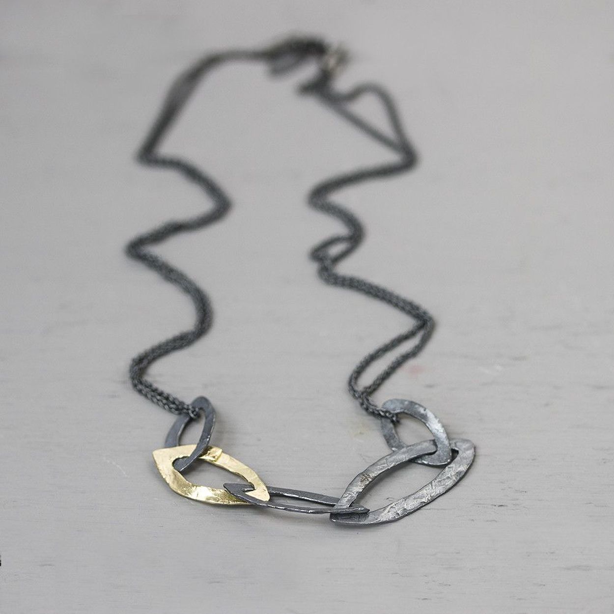 De J&eacute;h Jewels collier combineert elegante oxy schakels met een vergulde schakel voor een verfijnde bicolor look. Ideaal om elke outfit een luxe uitstraling te geven. Draag het solo voor een subtiel statement of combineer met andere kettingen voor een gelaagde look. Perfect voor zowel dagelijks gebruik als speciale gelegenheden.