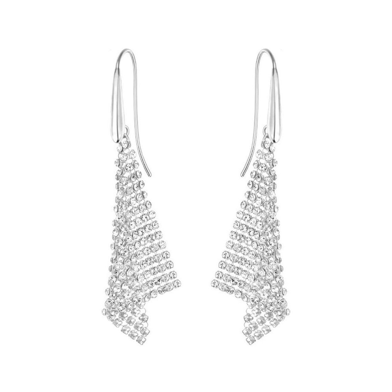 Verlicht jezelf in een zilveren gloed met deze rodium-vergulde oorbellen. Elke oorbel is voorzien van een sprankelende driehoek van heldere Crystal Mesh. Zowel opvallend als vrouwelijk voegen ze een glinsterend en romantisch accent toe aan je outfits.