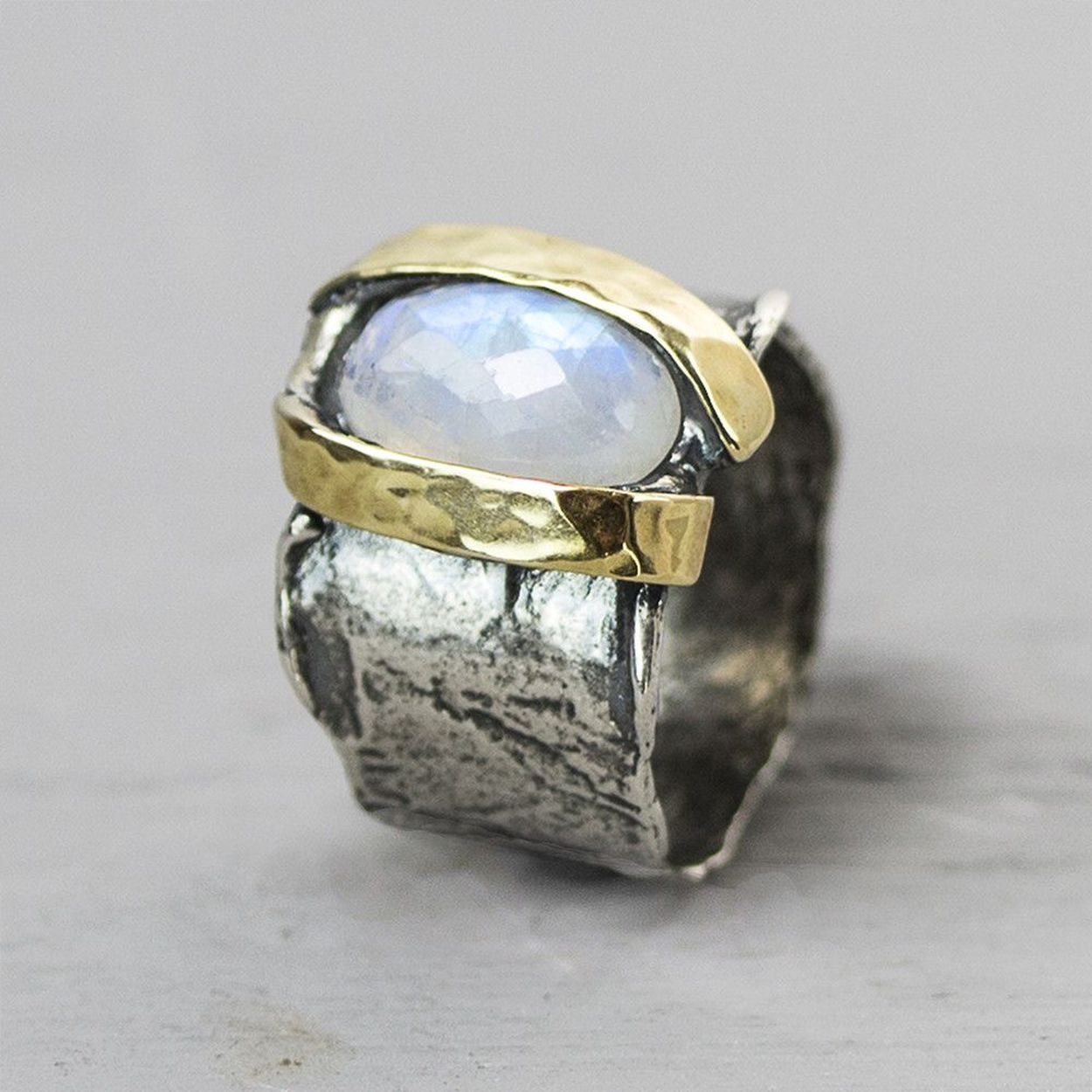 Ring gemaakt van 925 sterling zilver, 9 karaat en Maansteen. Maansteen is de steen van de hoop. De steen staat voor intuïtie, gevoel, liefde en vruchtbaarheid. Het is een echte vrouwensteen, hij versterkt de vrouwelijke eigenschappen.