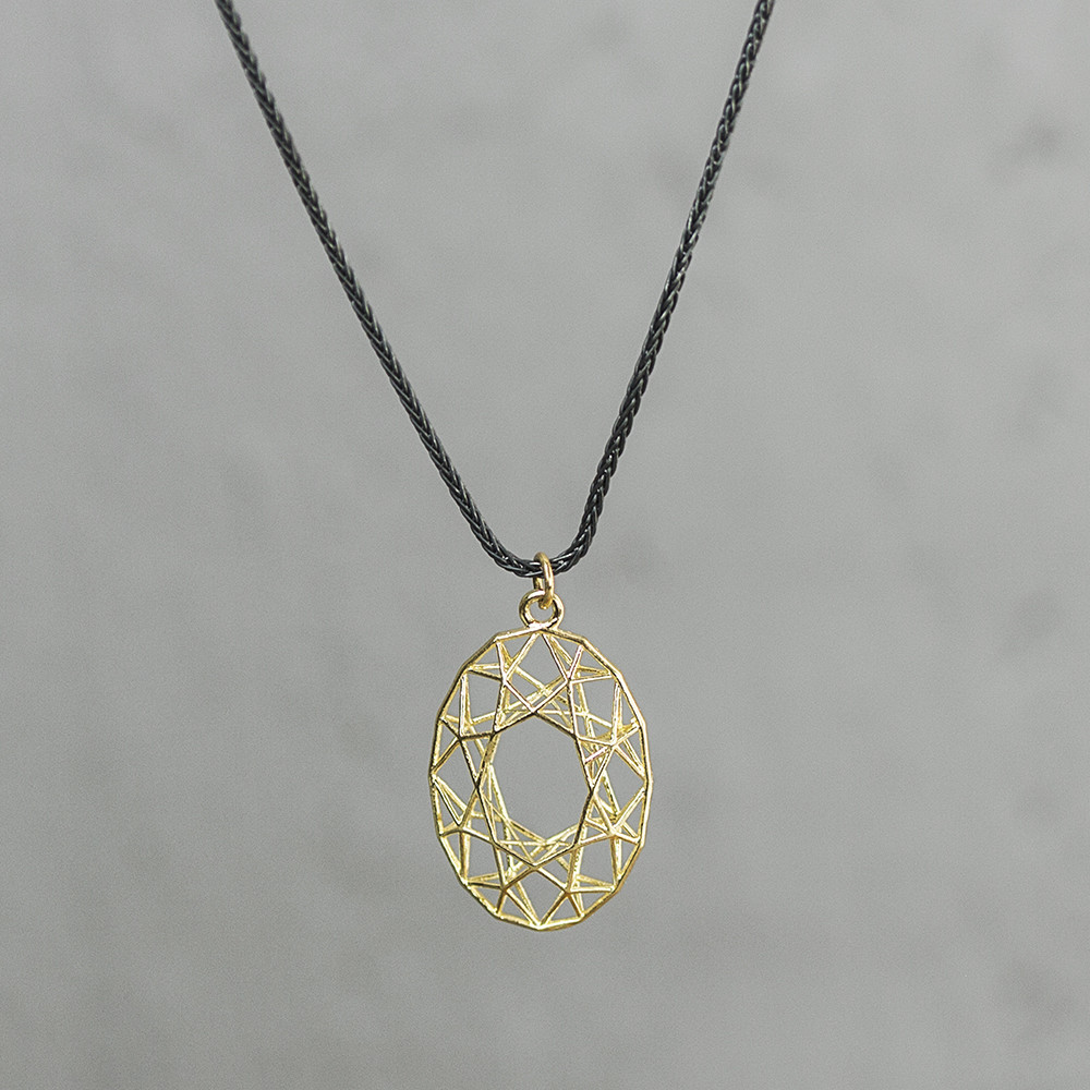 Collier gemaakt van 925 sterling zilver met daaraan een ovaalvormige 3D hanger van 14 karaat. 45cm