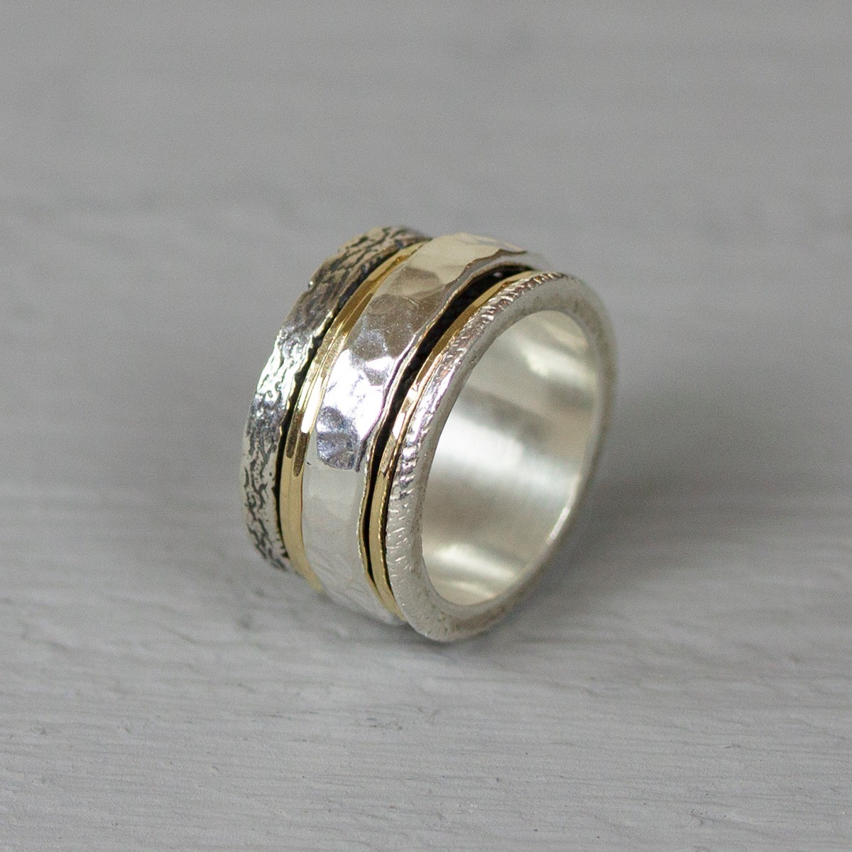 Ring gemaakt van 926 sterling zilver in combinatie met Goldfilled. De smalle bandjes zitten los en kunnen draaien! 