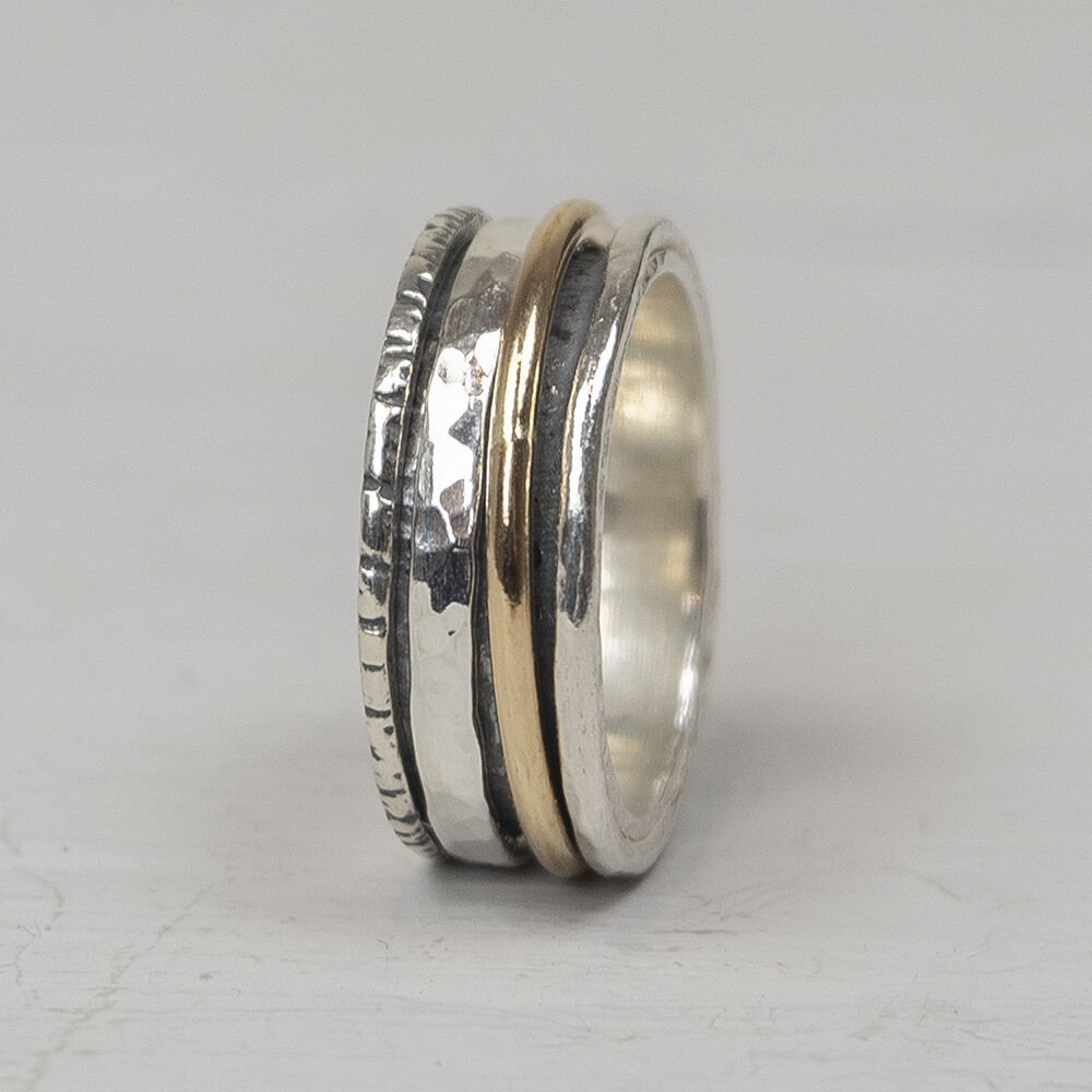 Materiel: Argent L'eclat de l'argent sterling 925 en fait un metal precieux recherche pour la fabrication de bijoux. Il se compose de 92,5% d'argent pur et de 7,5% de cuivre. L'argent pur est un materiau souple et souple, le cuivre en argent sterling 925 apporte la fermete. Les bijoux de Jeh Jewels sont sans nickel. Materiaux : Argent oxyde Ce bijou contient de l'argent oxyde, c'est un traitement de surface. Il est possible que la couche oxydee se decolore avec le temps en raison de l'usure. Materiel: Goldfilled Goldfilled vient d'Amerique et y est utilise depuis longtemps pour la fabrication de bijoux avec une touche d'or aà un prix abordable. Le goldfilled reste colore, est resistant et la couche d'or est assez epaisse pour profiter de l'aspect chaud de l'or pendant une longue periode. Goldfilled est egalement souvent bien tolere par les personnes allergiques aux metaux autres que l'or.