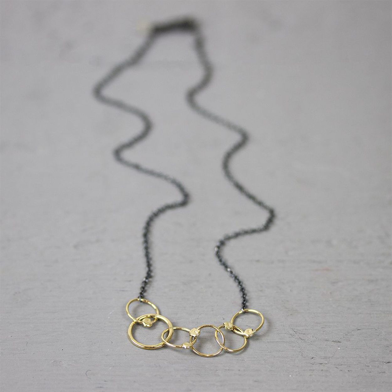 Collier gemaakt van 925 geoxideerd sterling zilver met cirkels van Goldfilled.