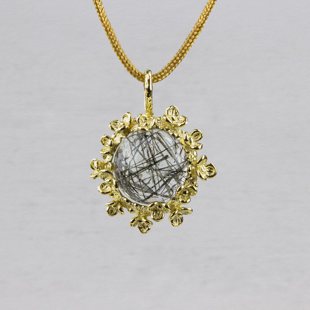 Hanger gemaakt van 14 karaat goud in combinatie met de edelsteen Black Rutiel. Rutielkwarts is een opbeurende en kalmerende steen. Lees alles over deze edelsteen via onderstaande button. Combineer deze hanger met de andere gouden sieraden uit de Blossom-lijn!