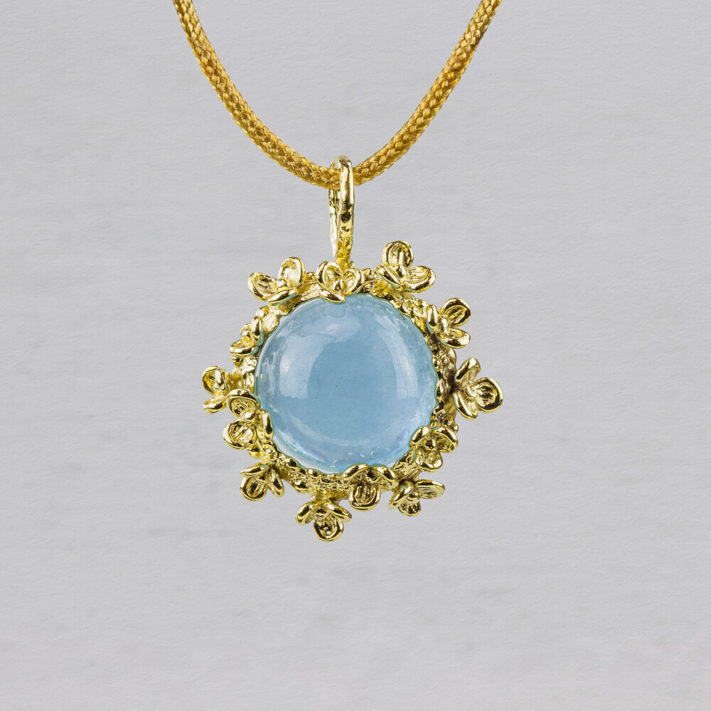Hanger is exclusief collier

Hanger is gemaakt van 14 karaat goud in combinatie met de edelsteen Milky Aquamarijn. 