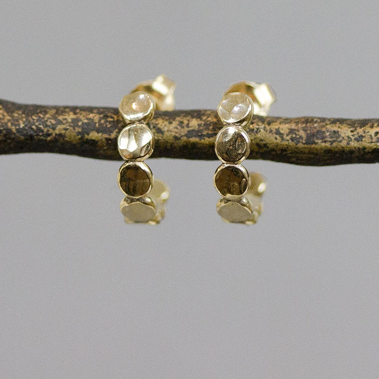 
\n
\n
\n
\nOorsteker/creool�bubbles�gemaakt van goldfilled. De oorbellen zijn niet helemaal rond zoals bij een creool, maar gaan via een steker in het oor. Deze oorbellen kunnen perfect gedragen worden met de andere vrolijke "bubble" sieraden.
\n
\nMateriaal: Goldfilled
\nGoldfilled komt uit Amerika en wordt daar al langer gebruikt voor de vervaardiging van sieraden met een "touch of gold" voor een betaalbare prijs. Het goldfilled blijft op kleur, is slijtvast en de goudlaag is dik genoeg om lang te kunnen genieten van de warme uitstraling van goud. Goldfilled wordt veelal ook goed verdragen door mensen die allergisch zijn voor andere metalen dan goud.
\n
\n
\n
\n
\n
\n
\n
\n
\n
\n
\n
\n
\n
\n
\n
\n
