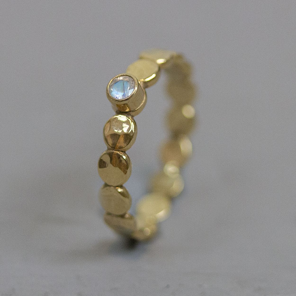 Ring gemaakt van goldfilled met bovenop een kleine maansteen.