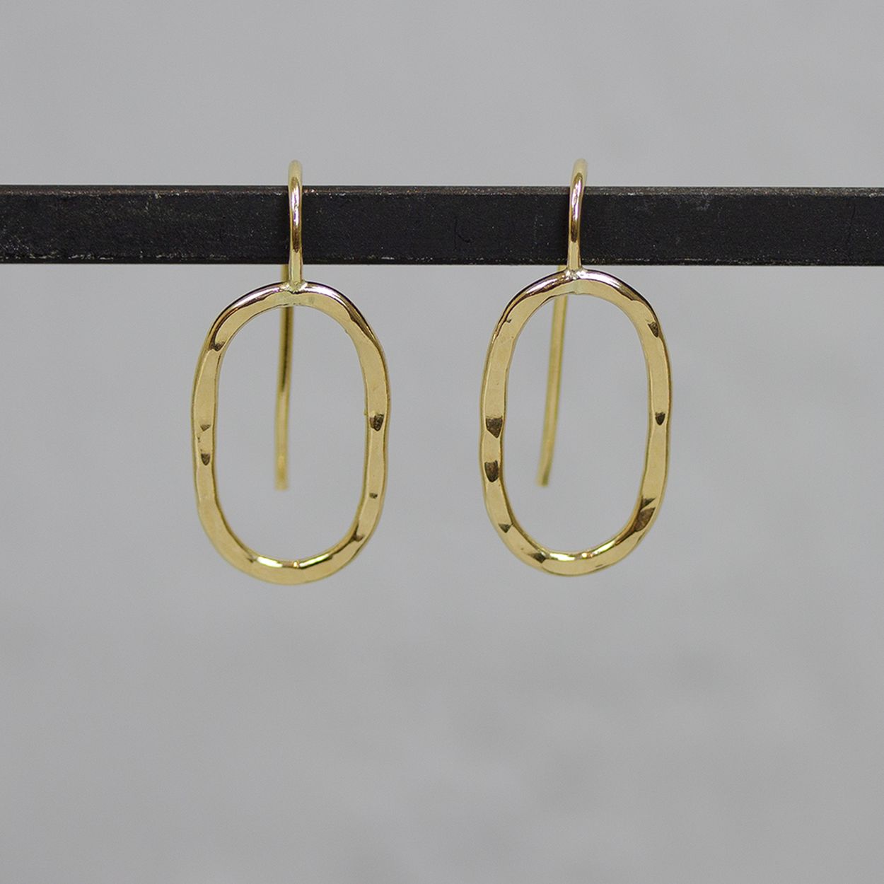 Combineer eindeloos met deze prachtige ovale oorhangers. De oorhangers met hamerslag zijn gemaakt van goldfilled.