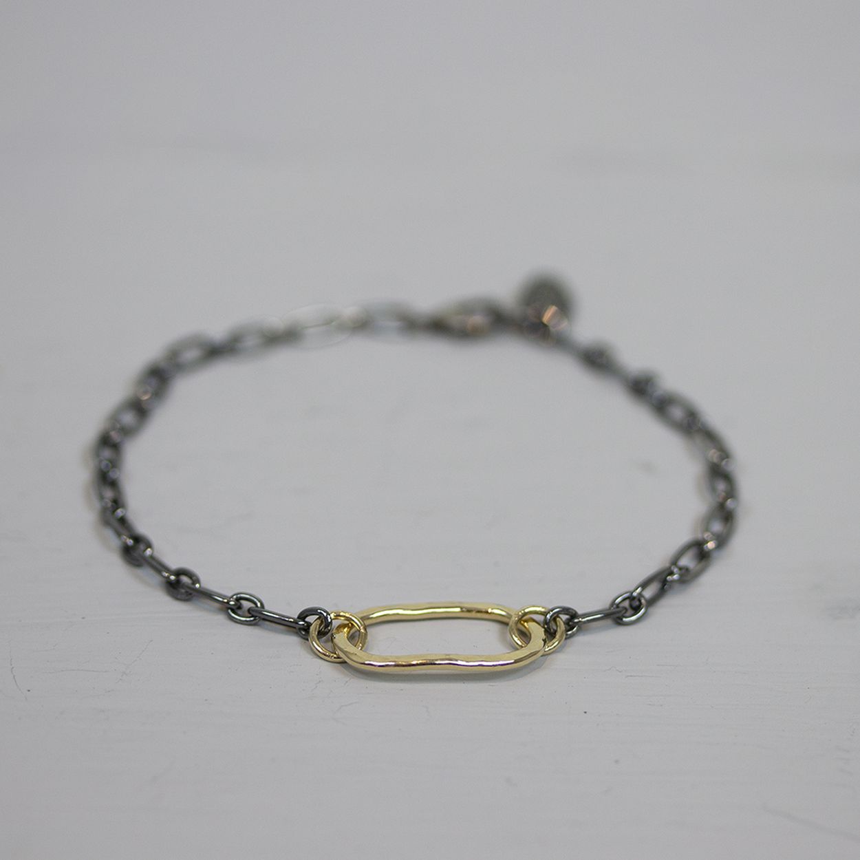 Armband van Jéh Jewels gemaakt van 925 geoxideerd sterling zilver met in het midden een schakel gemaakt van Goldfilled.