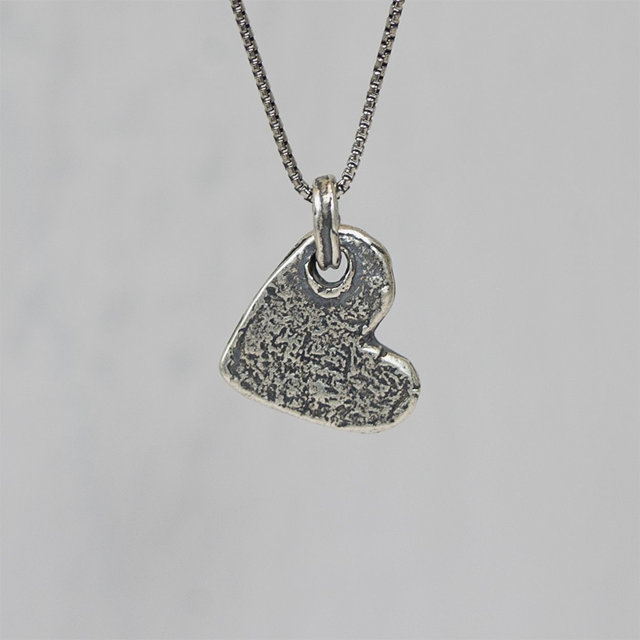 Collier gemaakt van 925 geoxideerd sterling zilver, aan het collier hangt een hart helemaal in de stijl die je van Jéh Jewels gewend bent.