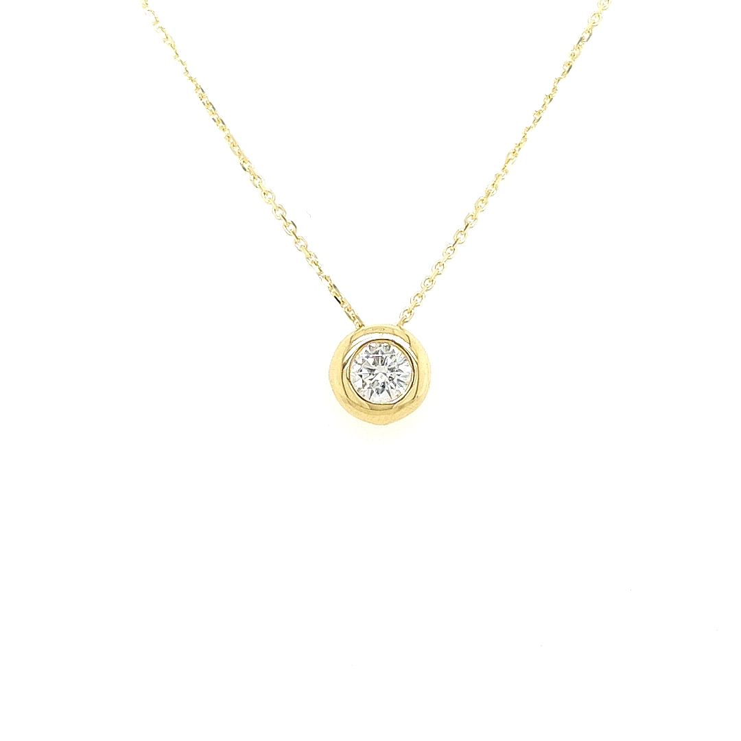 Dit 14-karaats geel gouden ankerschakel collier is onwijs leuk! Het hangertje (dat bij het collier hoort) bestaat uit een briljant geslepen zirkonia steen, dit geeft het collier een schitterende uitstraling.