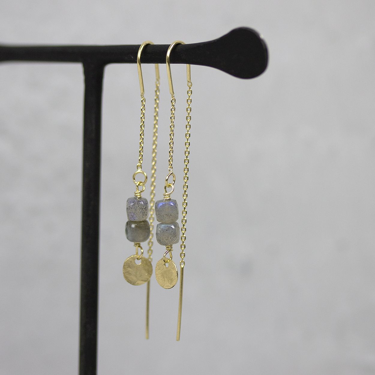 Oorbel van Jéh Jewels, gemaakt van 925 sterling (verguld) zilver, met Labradoriet. Labradoriet is een sterk beschermende en spirituele steen. Het beschermt het eigen energieveld (aura) tegen negatieve invloeden uit de omgeving.