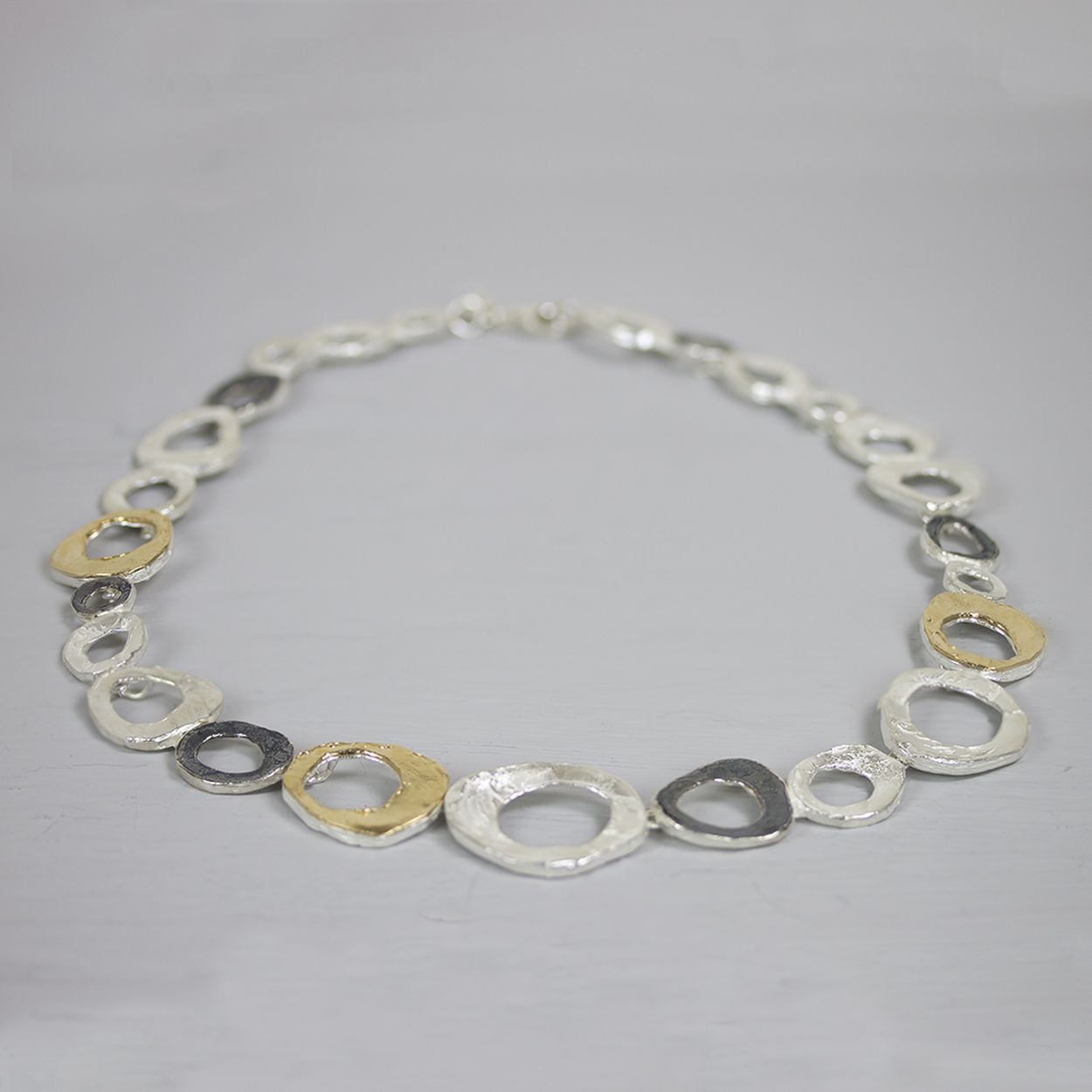 Collier van Jéh Jewels, gemaakt van 925 sterling zilver, geoxideerd zilver en zilver verguld. Een collier van Jéh zoals je hem van ze gewend bent. Grove schakels in de drie verschillende kleuren.
Lengte	48 cm
Breedte	2 cm