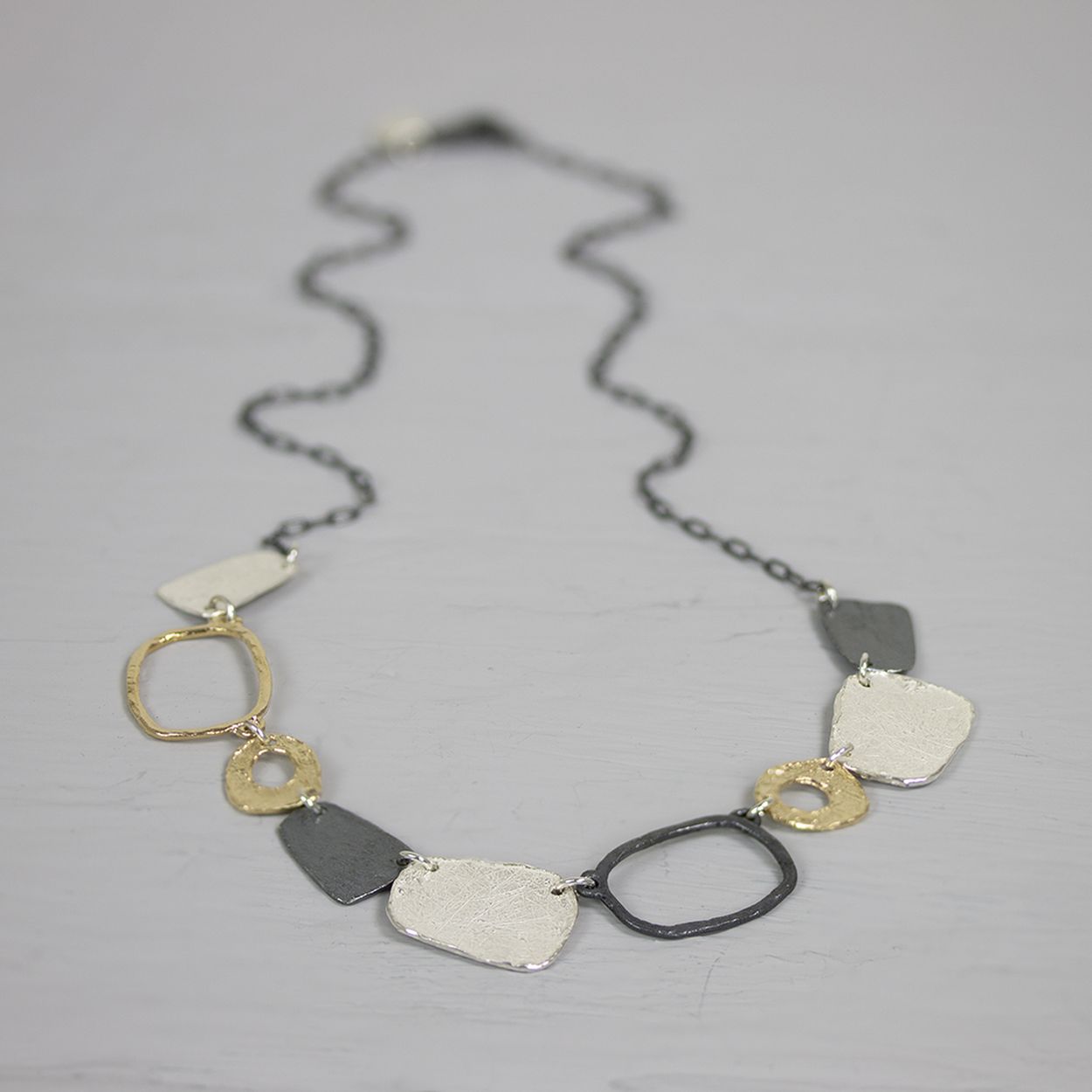 Sportief collier uit de collectie van Jeh Jewels! Dit collier is gemaakt van 925 (geoxideerd) sterling zilver en zilver verguld. Combineer met de bijpassende oorbellen voor een complete look!