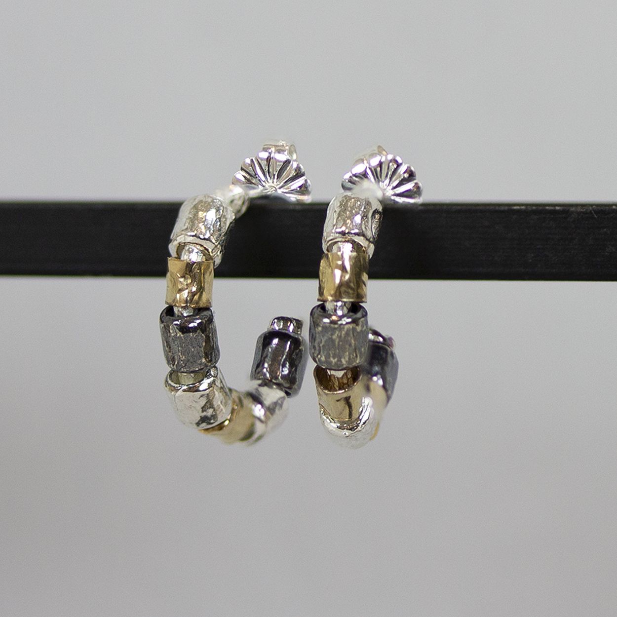 Creool gemaakt van 925 sterling zilver met gold filled. Deze creool past bij veel sieraden uit de collectie.