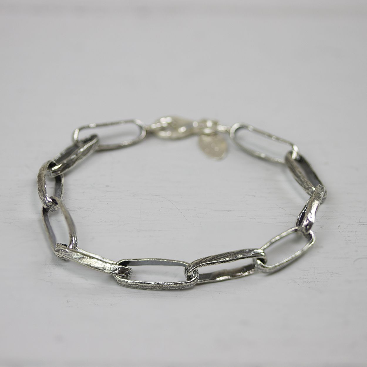 Armband gemaakt van 925 geoxideerd sterling zilver, met een langwerpige schakel. Deze armband past bij collier 20500. De glans van 925 sterling zilver maakt het een gewild edelmetaal voor de vervaardiging van sieraden. Het bestaat uit 92,5% puur zilver en 7,5% koper. Puur zilver is een zacht en buigzaam materiaal, het koper in 925 sterling zilver zorgt voor de stevigheid. De sieraden van Jeh Jewels zijn nikkel vrij. Op dit sieraad is gebruik gemaakt van geoxideerd zilver, dit is een oppervlakte bewerking. Het is mogelijk dat de geoxideerde laag na verloop van tijd door slijtage gaat vervagen.