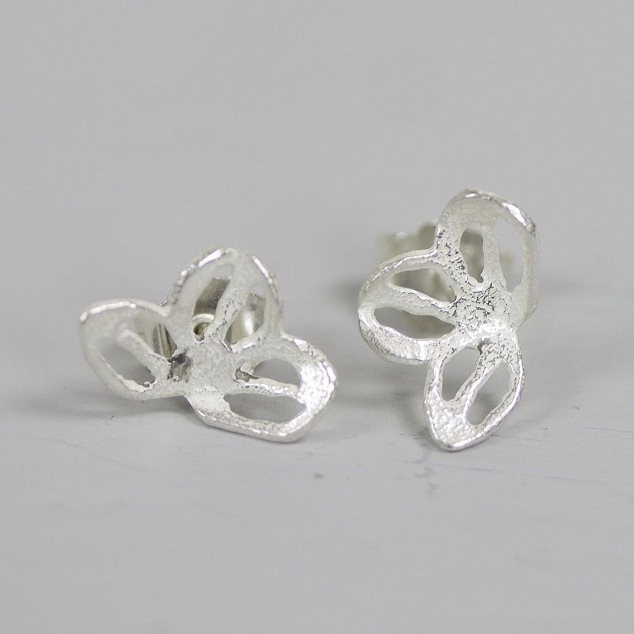 Oorsteker zilver wit 3d blaadje opengwerkt