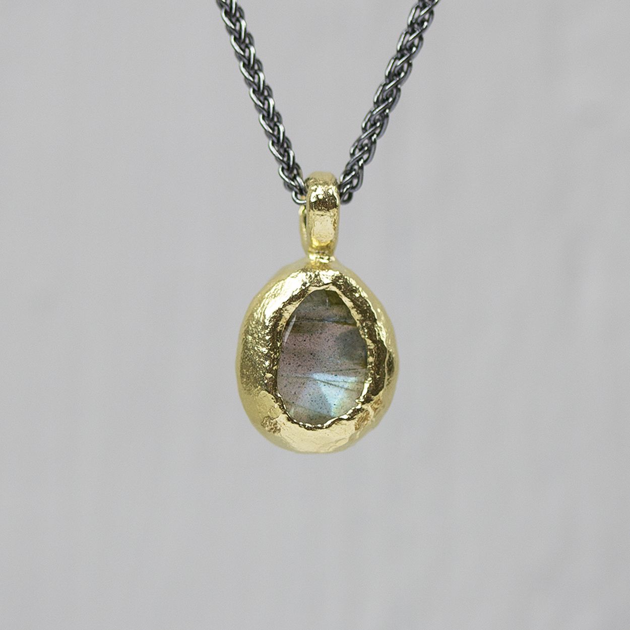Collier gemaakt van 925 geoxideerd sterling zilver. Aan het collier hangt een gefacetteerde Labradoriet, omhult met zilver verguld. Labradoriet is een sterk beschermende en spirituele steen. Het beschermt het eigen energieveld (aura) tegen negatieve invloeden uit de omgeving.