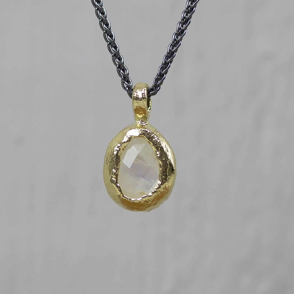 20549

Collier gemaakt van 925 sterling zilver. Aan het collier hangt een gefaceteerde maansteen omsloten met zilver verguld. 
Lengte: 42 cm 