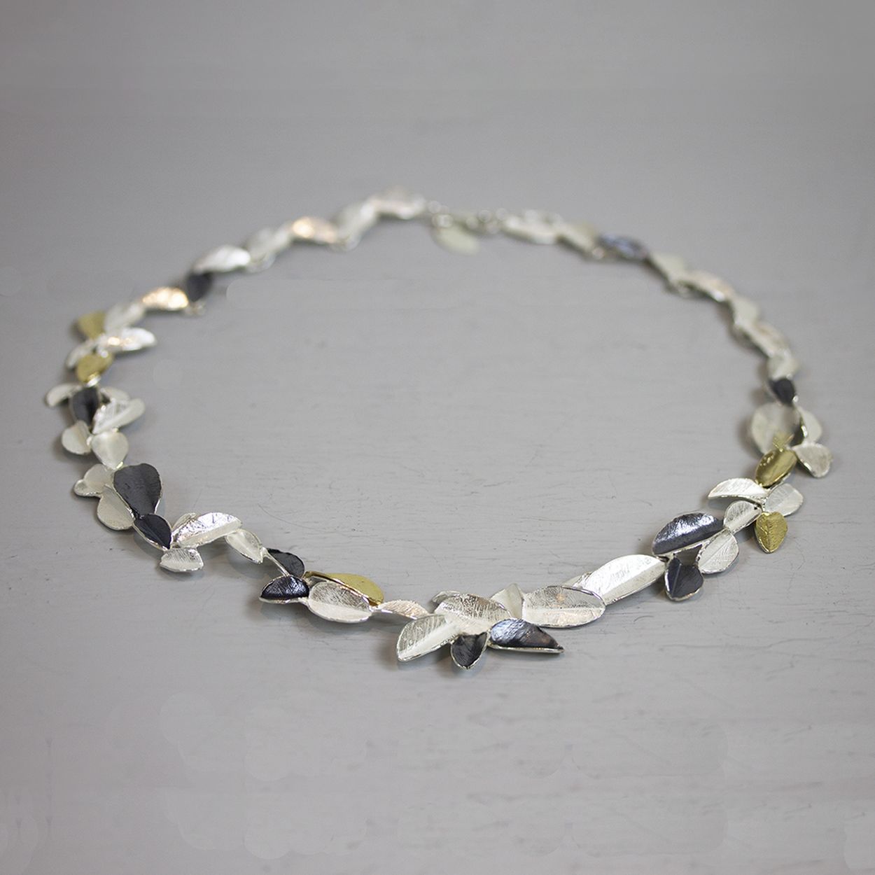 Collier gemaakt van 925 sterling zilver, geoxideerd zilver en zilver verguld. Combineer met een paar oorbellen, een collier en een armband voor een complete look!