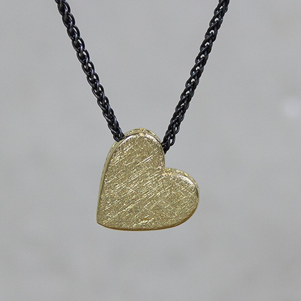 Collier gemaakt van 925 geoxideerd sterling zilver, aan het collier zit een hart gemaakt met behulp van een 3D printer. Dit hart is uniek in de collectie omdat je hem aan 2 kanten kan dragen. Het hart is aan de ene kant 3D en aan de andere kant geslepen. *Prijswijzigingen voorbehouden in verband met goudkoers en gewicht!