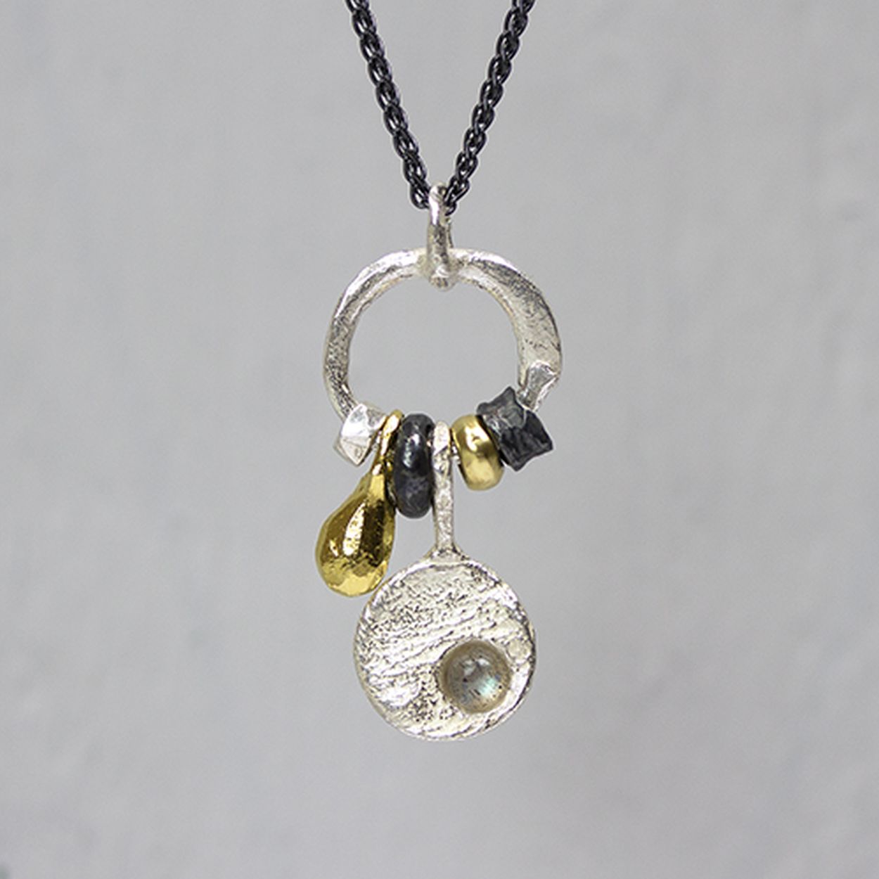 Collier zilver met klepeltjes hanger