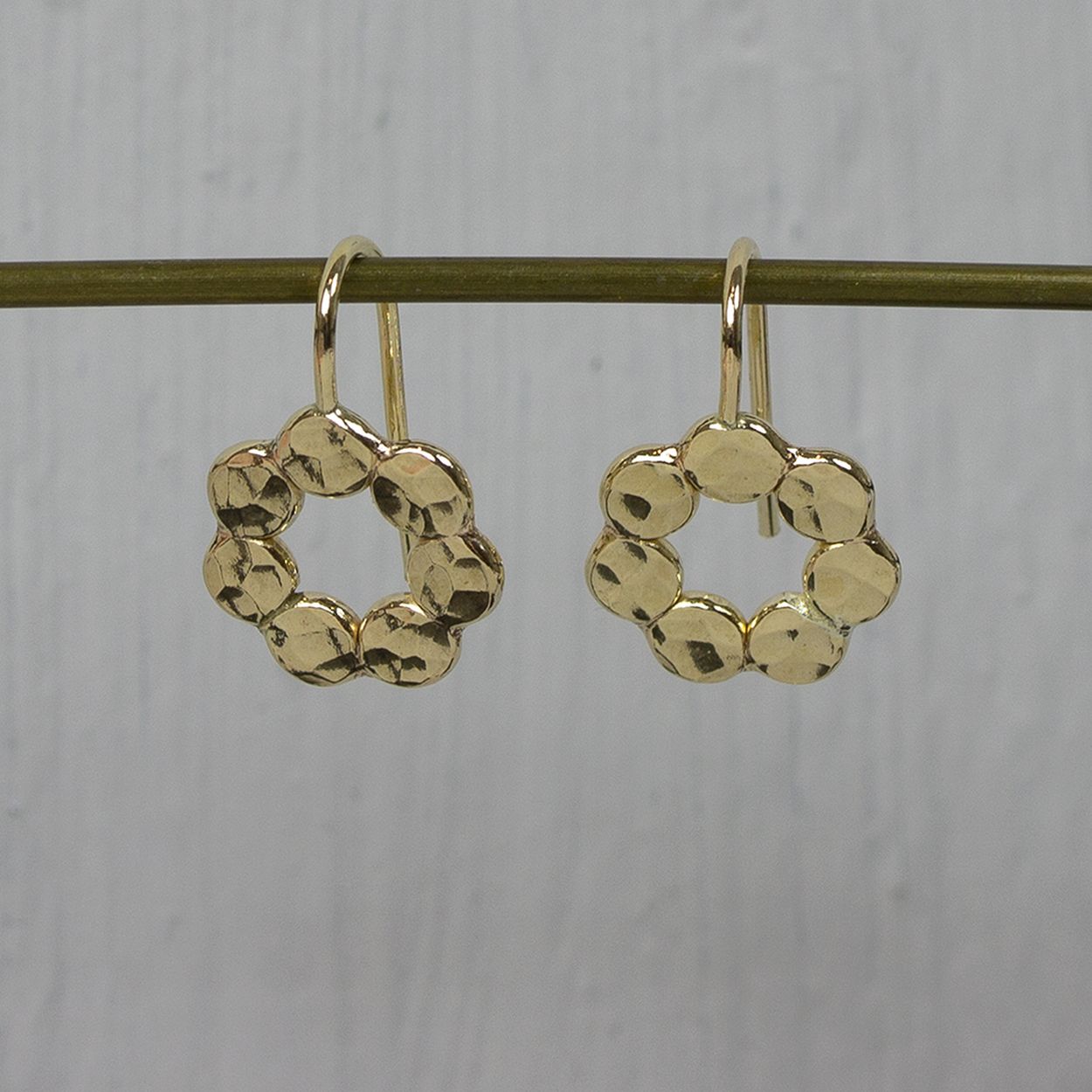 Oorsteker gemaakt van goldfilled in de vorm van een bloem. Deze oorbellen kunnen perfect gedragen worden met de andere vrolijke "bubble" sieraden.