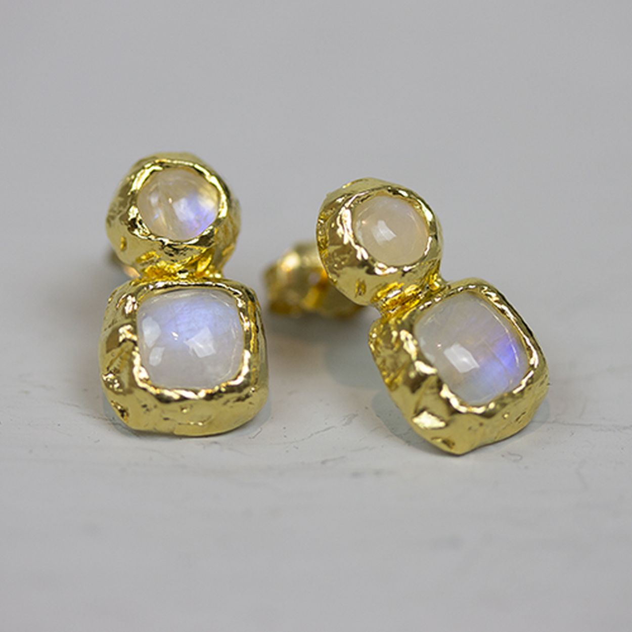 Oorsteker zilver verguld met dubbele Maansteen cabochon