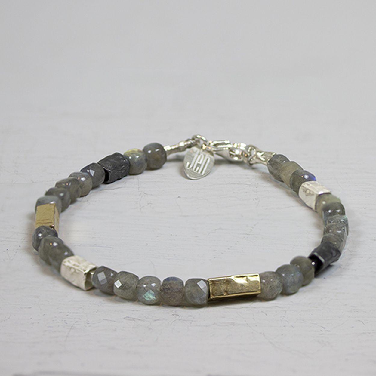 Armband labradoriet met zilver, oxy en goldfilled deeltjes