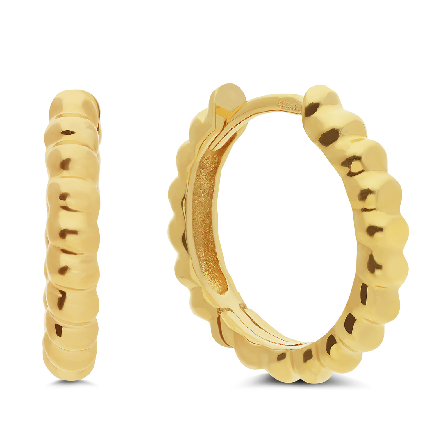 Deze prachtige oorringen van Glow maken je outfit helemaal af! De oorstekers zijn gemaakt van 14 karaat goud en hebben een diameter van 14,8mm. Mooi in combinatie met andere sieraden van Glow voor een complete look.


GLOW
Benadruk jouw stijl met de verfijnde sieraden van GLOW en laat je inspireren door de uitgebreide collectie 14 karaats gouden sieraden van de hoogste Europese kwaliteit. Ontworpen om elke dag te dragen. Naast tijdloze ontwerpen bestaat de collectie ook uit hippe sieraden; zoals minimalistische gouden collieren en grafische oorknopjes. Wil je een beetje extra stralen? Kies dan voor flonkerende zirkonia of ga voor luxe met onze geraffineerde diamanten sieraden.
  
  Specificaties
  - 207.1224.00
  - Oorringen
  - 14 karaat geelgoud
  - Diameter: 14,8mm