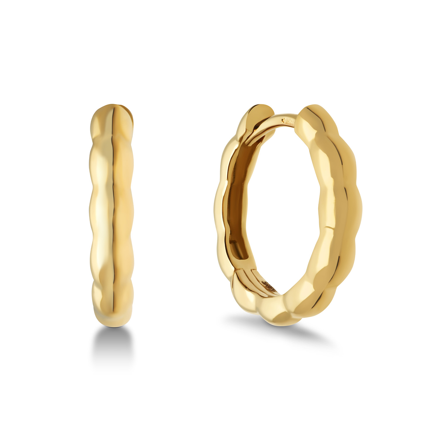Deze prachtige oorringen van Glow maken je outfit helemaal af! De oorstekers zijn gemaakt van 14 karaat goud en hebben een diameter van 14,8mm. Mooi in combinatie met andere sieraden van Glow voor een complete look.


GLOW
Benadruk jouw stijl met de verfijnde sieraden van GLOW en laat je inspireren door de uitgebreide collectie 14 karaats gouden sieraden van de hoogste Europese kwaliteit. Ontworpen om elke dag te dragen. Naast tijdloze ontwerpen bestaat de collectie ook uit hippe sieraden; zoals minimalistische gouden collieren en grafische oorknopjes. Wil je een beetje extra stralen? Kies dan voor flonkerende zirkonia of ga voor luxe met onze geraffineerde diamanten sieraden.
  
  Specificaties
  - 207.1225.00
  - Oorringen
  - 14 karaat geelgoud
  - Diameter: 14,8mm