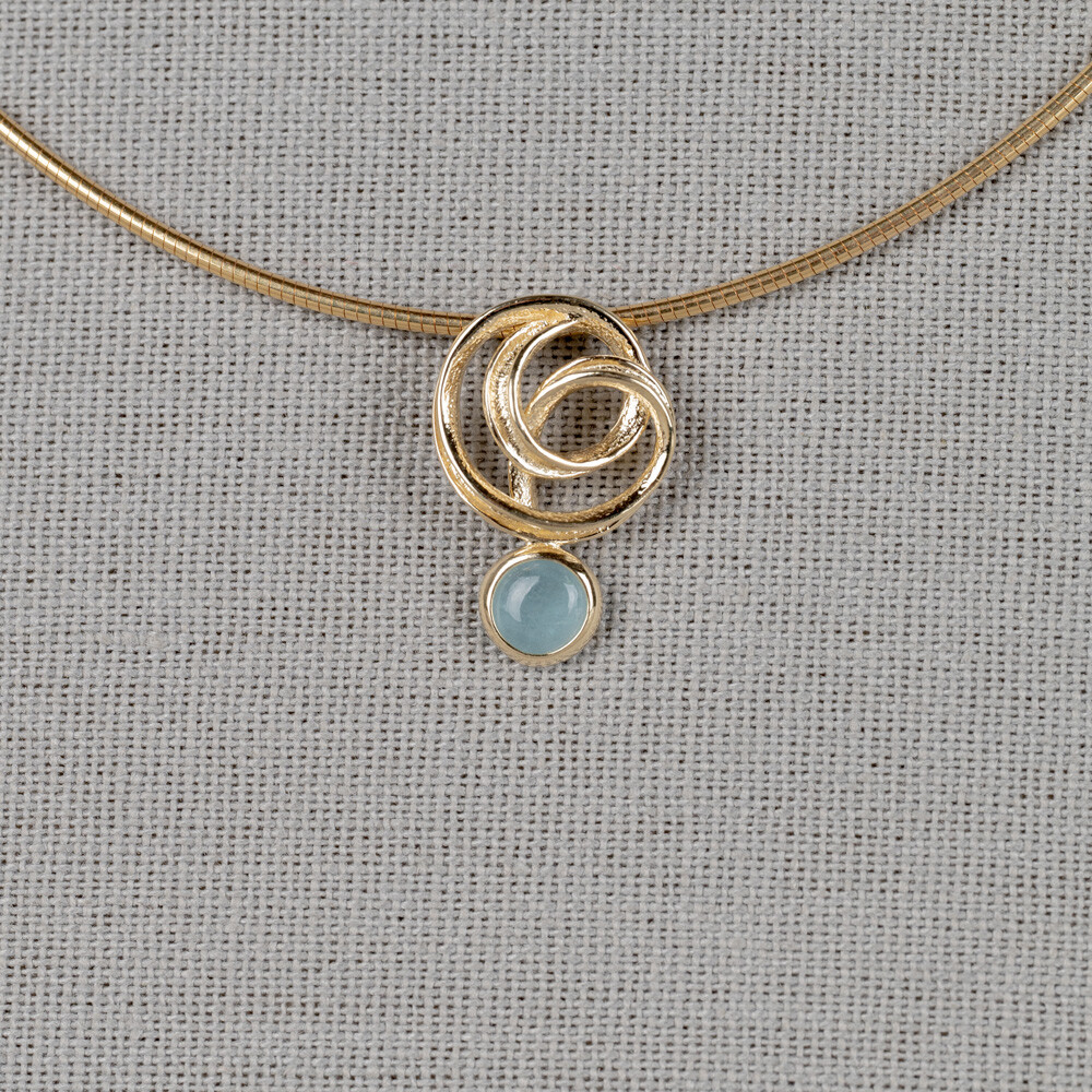 Hanger gemaakt van 14 karaat goud in combinatie met een edelsteen. Deze is verkrijgbaar met Black Rutiel Gold Rutiel Milky Aquamarijn Labradoriet en Regenboog Maansteen.