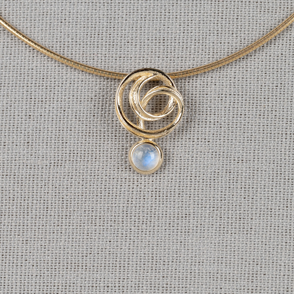 Hanger gemaakt van 14 karaat goud in combinatie met een regenboog maansteen. 
Exclusief collier.