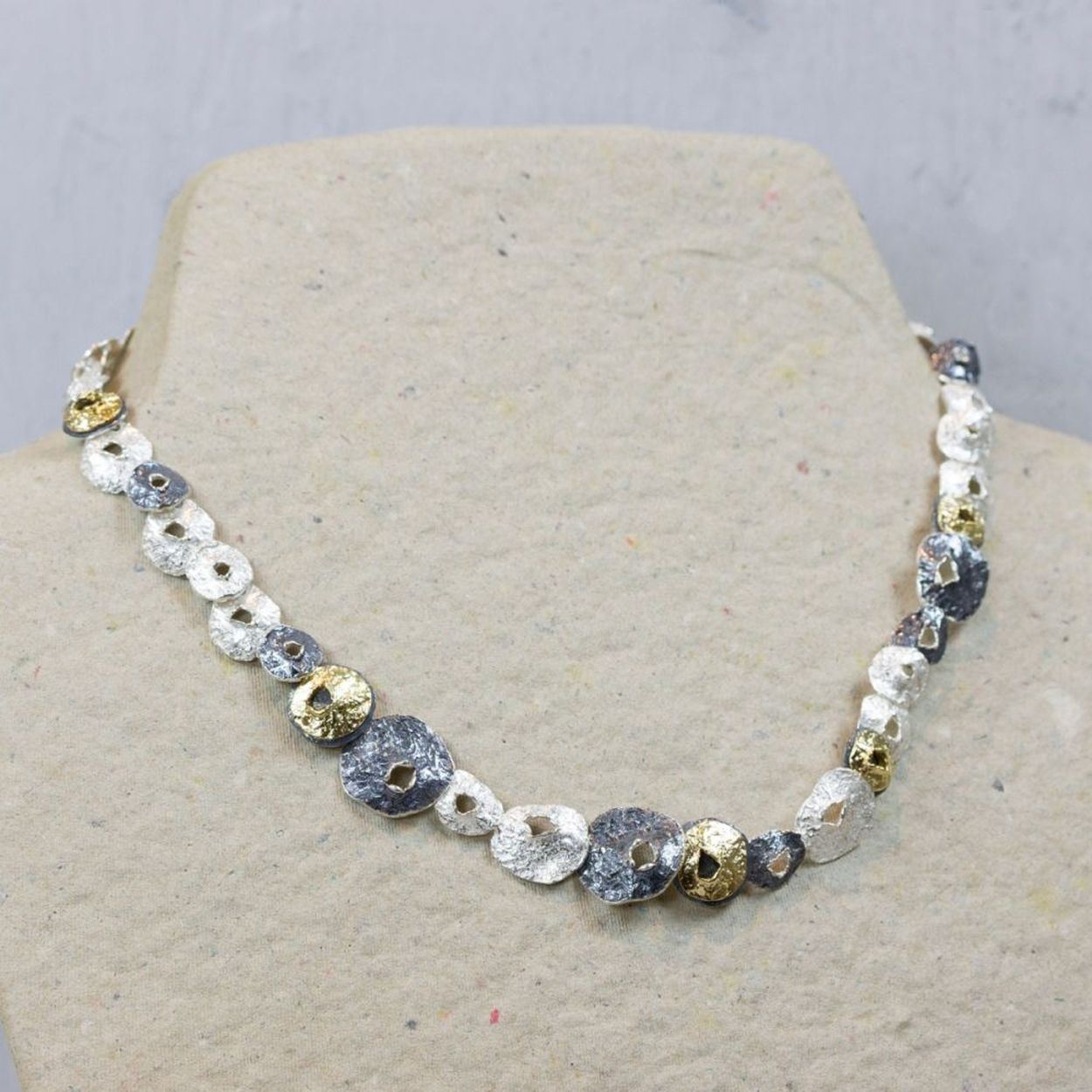 Dit prachtige Jeh collier is verguld met zilver en heeft een tricolor ontwerp. Het is een uniek sieraad dat elegantie en stijl uitstraalt. De ketting is perfect voor het toevoegen van een vleugje glamour aan elke outfit. Draag het alleen voor een subtiele look of combineer het met andere kettingen voor een trendy gelaagde stijl. Laat je persoonlijkheid stralen met deze schitterende collier!