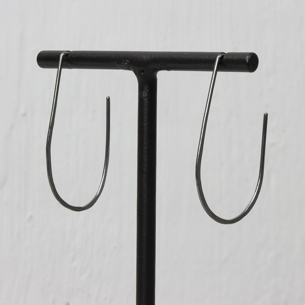 Deze zeer lichte geoxideerd zilveren oorhangers van Jeh Jewels in de vorm van een haak zijn gemaakt van 925 geoxideerd sterling zilver, maar zijn ook beschikbaar in zilver verguld en zilver. De glans van 925 sterling zilver maakt het een gewild edelmetaal voor de vervaardiging van sieraden. Het bestaat uit 92,5% puur zilver en 7,5% koper. Puur zilver is een zacht en buigzaam materiaal, het koper in 925 sterling zilver zorgt voor de stevigheid. De sieraden van J&eacute;h Jewels zijn nikkel vrij. Op dit sieraad is gebruik gemaakt van geoxideerd zilver, dit is een oppervlakte bewerking. Het is mogelijk dat de geoxideerde laag na verloop van tijd door slijtage gaat vervagen.