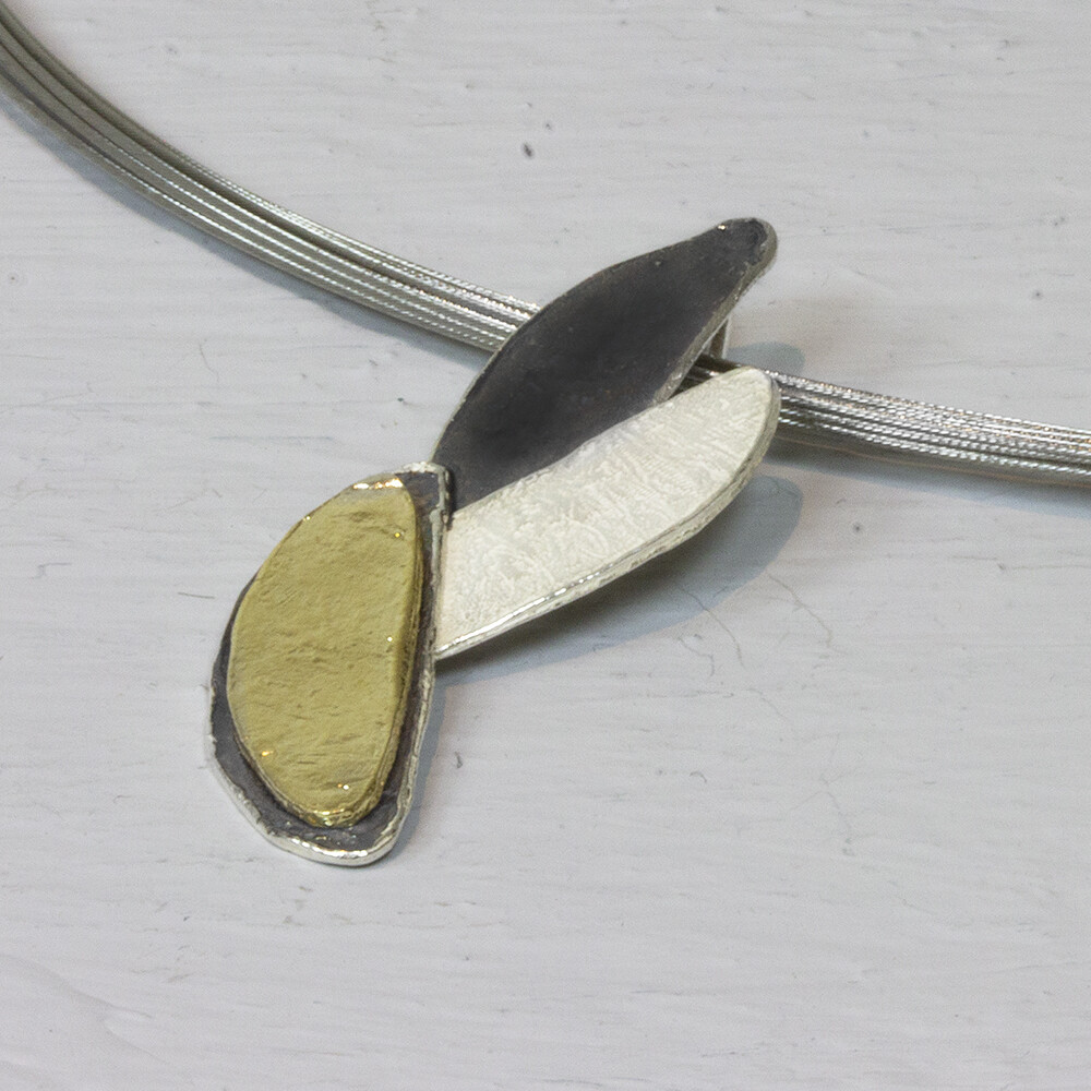 Hanger gemaakt van 925 sterling zilver, geoxideerd zilver en zilver verguld. Deze hanger doet ons denken aan de prachtige staart van een papagaai. Combineer de hanger met andere sieraden van Jeh Jewels voor een compete look!