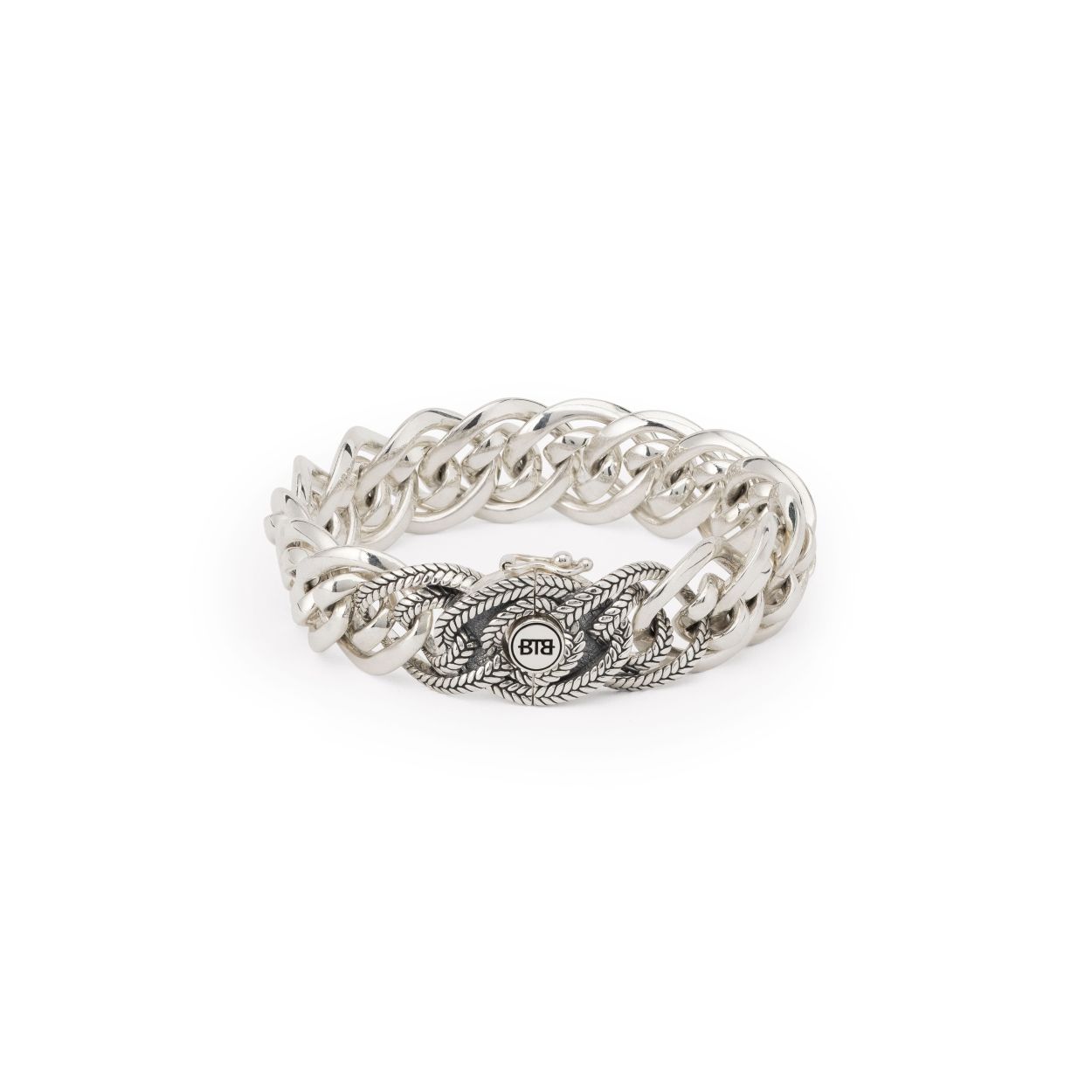 208NathaliesmalltextureD
Onze Nathalie Textuur Small Armband is een prachtig statement sieraad. Het unieke ontwerp van de Nathalie schakel loopt door in de hele armband, inclusief de sluiting, waardoor er een krachtig geheel met een unieke look ontstaat. Het slot laat fijn vlechtwerk zien, doordat onze Nathalie weving is gecombineerd met de iconische Barbara structuur, deze combinatie creëert een luxere uitstraling. Combineer het met de bijpassende ring voor een prachtige set die zich onderscheidt van de standaard Nathalie collectie. Deze armband straalt verfijning uit met een opvallende details en een uniek slot. 
