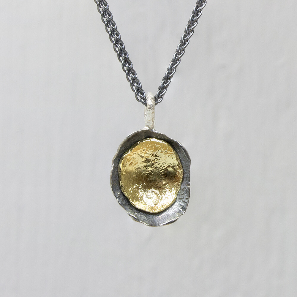 Hanger ovaal gemaakt van 925 (geoxideerd) sterling zilver met een hart van zilver verguld.