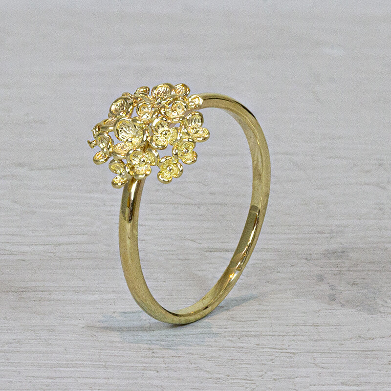 Ring uit de goud collectie van Jeh Jewels gemaakt van 14 karaat goud. Op de bovenkant van de ring zit een bloem van bloesem. De gouden sieradenlijn van Jeh is gemaakt van 14 karaats goud. Dit karaatgehalte wordt in Nederland het meest gebruikt vanwege de hardheid en de kleur. Puur goud is te zacht om draagbare sieraden van te maken daarom worden er bij metalen gebruikt. Vaak wordt er zilver en koper gebruikt zodat je kunt blijven spreken van 'edele metalen'. Bij 14 karaat goud zijn er van de 1000 delen 585 delen puur goud. De overige 415 delen bestaan dus uit de overige metalen. Prijswijzigingen voorbehouden!
