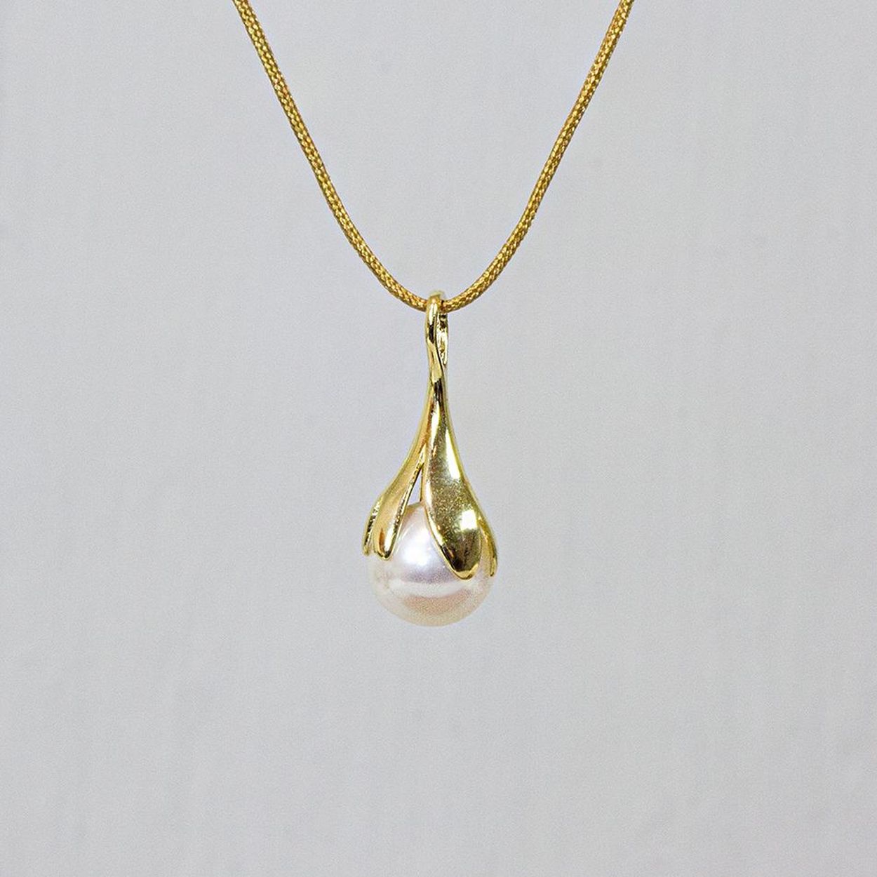 Hanger uit de najaarscollectie van Jeh Jewels gemaakt van 14 karaat goud met een prachtige parel in het midden. De parel wordt omhuld door het klassieke goud. Hierdoor valt de hanger mooi om de hals en is perfect te combineren met een klassieke oorbel. 