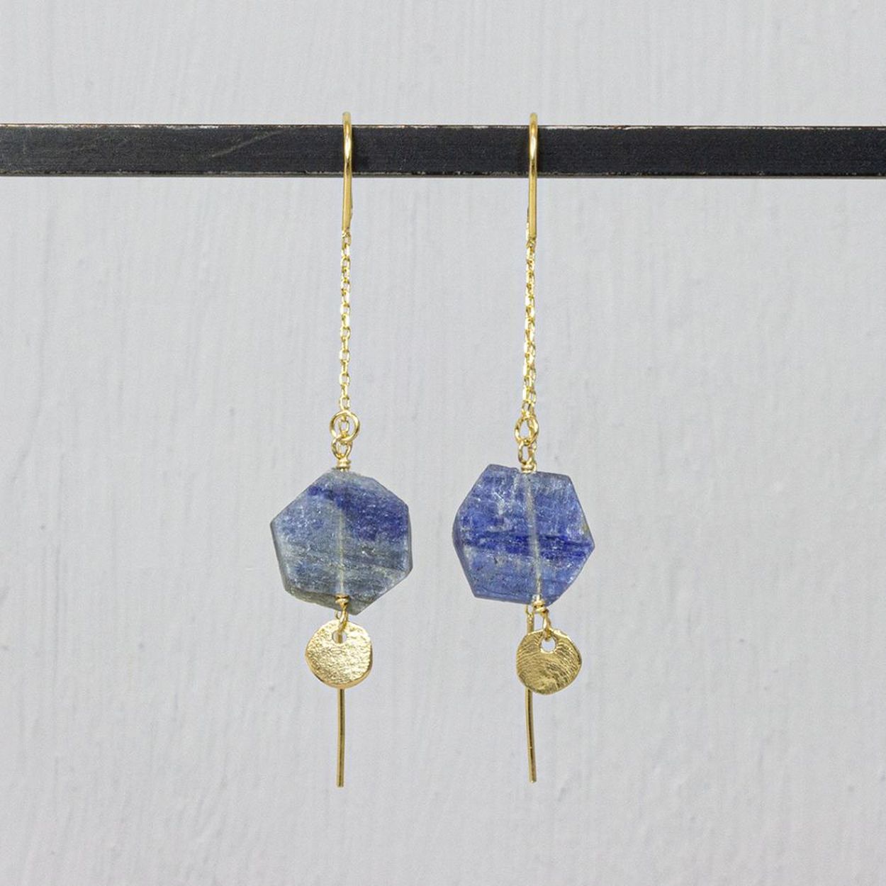 Doortrekoorbel van Jeh Jewels met Kyaniet steen. Deze populaire oorbellen zijn er nu ook met een mooie Kyaniet steen. De oorbel is elegant maar heeft door de ruwe steen ook een stoer karakter. Combineer 'm met jeans voor de perfecte look.