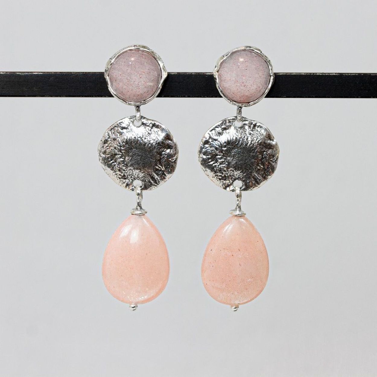 Oorbel van Jeh Jewels gemaakt van geoxideerd glimmend zilver en Roze Maansteen. De Roze Maansteen varieert in kleur van zalmroze tot oranjeroze. Zoals de naam al zegt, staat de steen sterk in contact met de maan. De steen heeft een positief effect op de intu&iuml;tie en vruchtbaarheid. Daarnaast heeft het een kalmerende werking op het gevoelsleven.