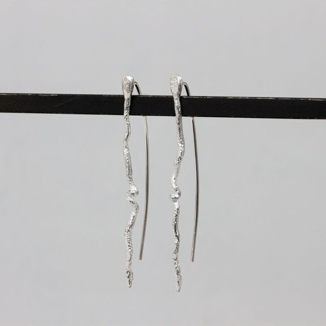 De JEH JEWELS Zilveren oorhangers zijn elegante zilveren hangers die perfect passen bij elke gelegenheid. Deze pendant oorbellen voegen een vleugje verfijning toe aan je look. Draag ze met opgestoken haar of een chique avondjurk om de schittering te accentueren. Een veelzijdige keuze voor zowel dagelijks gebruik als speciale gelegenheden.