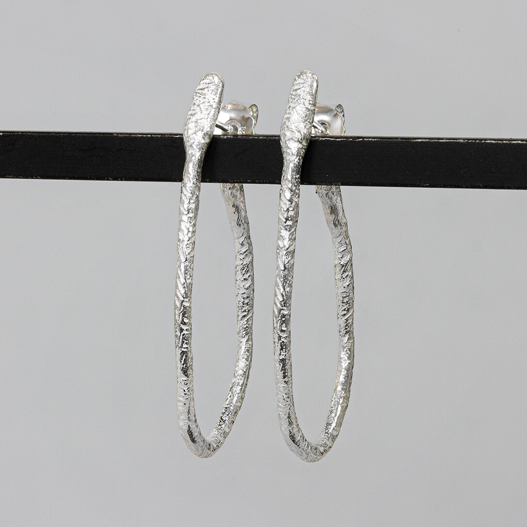 Jeh Jewels Oorbellen Hoepels Creatief Zilver 20877
Hoepeloorbel van Jeh Jewels geheel zilver. Deze oorbel is klassiek met een vleugje creativiteit. De vorm is wat speelser dan de klassieke hoepel en ook de afwerking is wat ruwer. Ondanks dat is het een oorbel voor elke gelegenheid. De glans van 925 sterling zilver maakt het een gewild edelmetaal voor de vervaardiging van sieraden. Het bestaat uit 925% puur zilver en 75% koper. Puur zilver is een zacht en buigzaam materiaal het koper in 925 sterling zilver zorgt voor de stevigheid. De sieraden van Jeh Jewels zijn nikkel vrij.