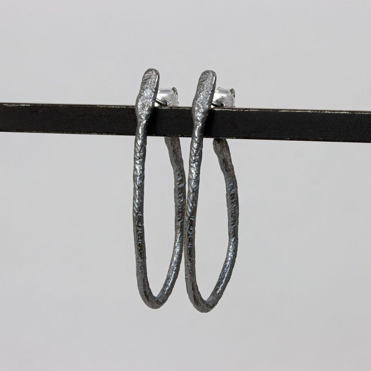 Hoepeloorbel van Jeh Jewels geoxideerd zilver. Deze oorbel is klassiek met een vleugje creativiteit. De vorm is wat speelser dan de klassieke hoepel en ook de afwerking is wat ruwer. Ondanks dat is het een oorbel voor elke gelegenheid. Combineer de oorbellen met andere sieraden van Jéh Jewels voor een complete look!