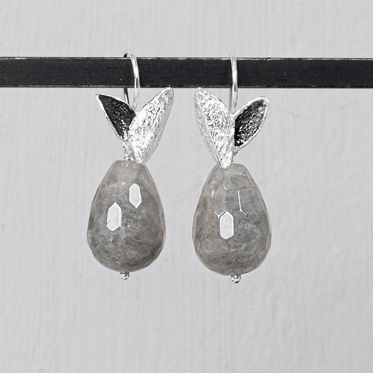 Deze stijlvolle oorhanger van Jeh Jewels is ontworpen met een prachtige grijze quartz en gecombineerd met zilver voor een stoere, elegante uitstraling. De unieke mix van materialen maakt dit sieraad een tijdloze toevoeging aan je collectie. Een veelzijdig sieraad dat karakter geeft aan elke outfit.