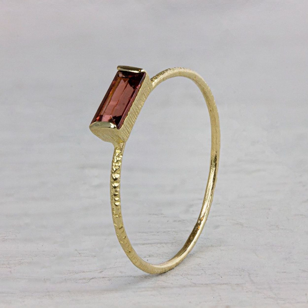 Ring N.O.O.R. granaat 3x6 rechthoek